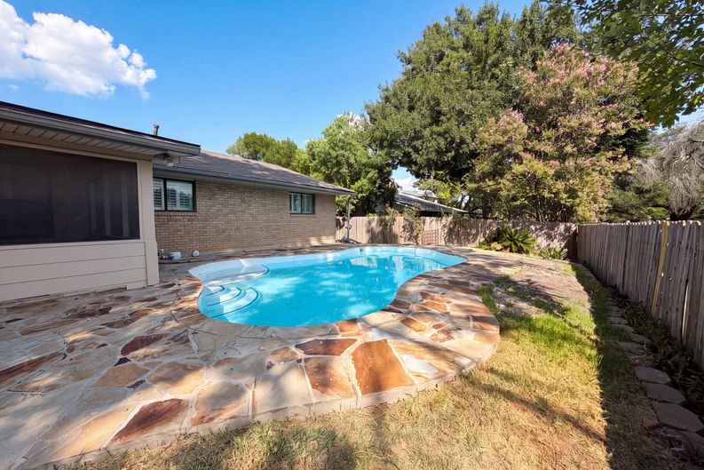 Photo 20 of 21 of 326 De Soto Dr, Universal City, TX
