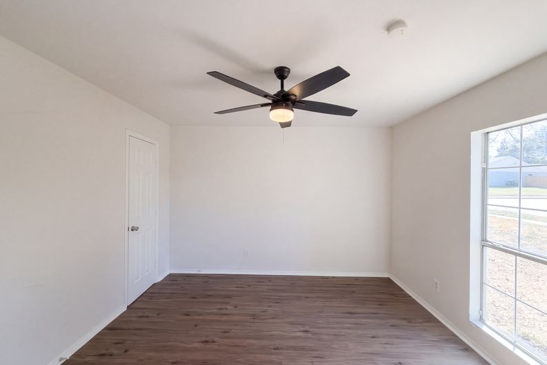 Photo 11 of 29 of 1710 Cumberland Dr, Garland, TX
