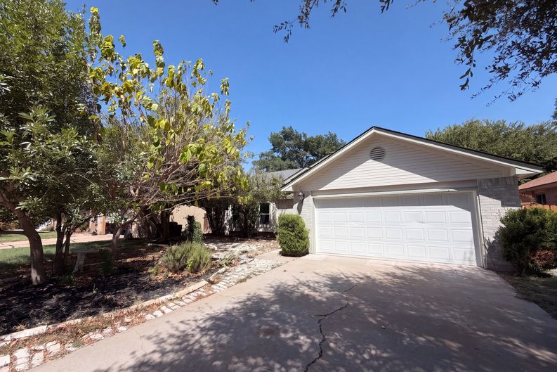 Photo 17 of 18 of 605 Hawthorne Ln, Round Rock, TX