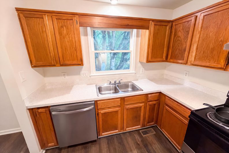 Photo 14 of 28 of 6409 Tivoli Ct, Charlotte, NC