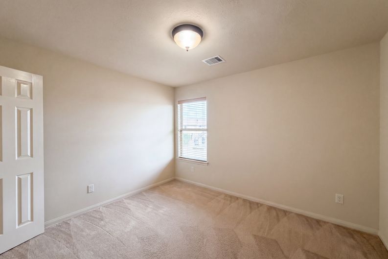 Photo 18 of 25 of 4710 Autumn Pine Ln, Houston, TX