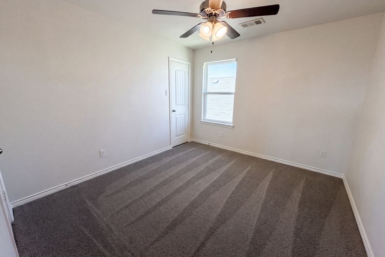 Photo 11 of 21 of 1713 Blue Jay Dr, Ennis, TX