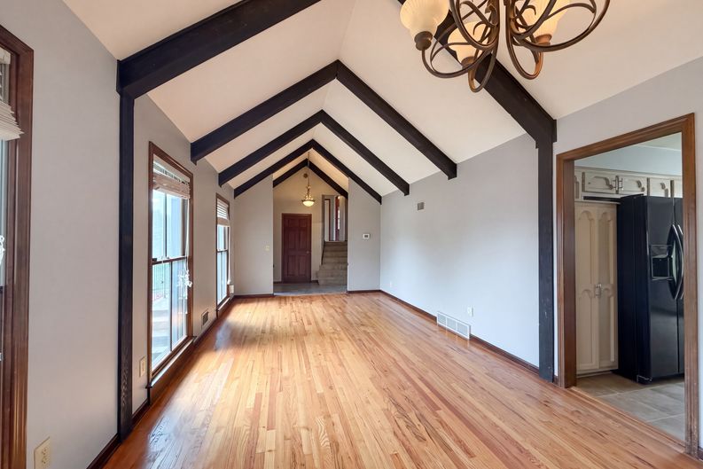 Photo 8 of 27 of 6916 N Overland Dr, Kansas City, MO