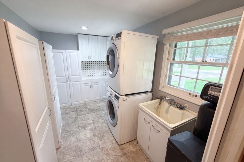 Photo 10 of 23 of 1537 W 74th Pl, Indianapolis, IN