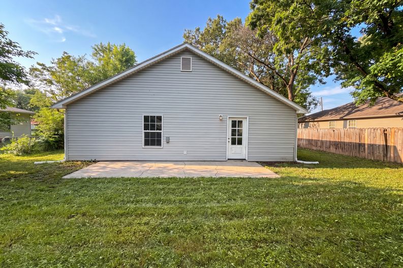 Photo 13 of 17 of 905 S Butler Ter, Harrisonville, MO