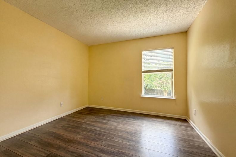 Photo 17 of 27 of 7002 Beekman Lake Dr, Jacksonville, FL