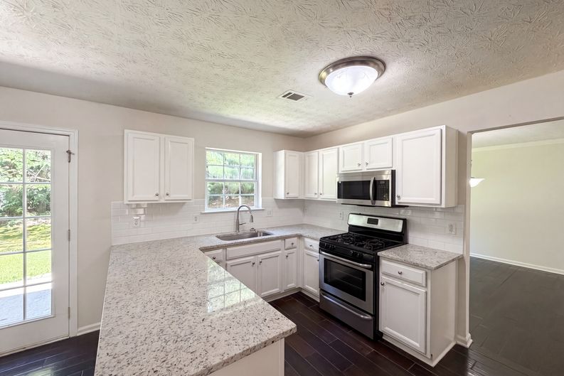 Photo 9 of 25 of 3582 Coveside Ct, Loganville, GA