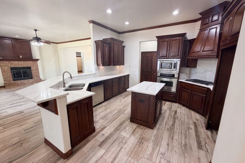 Photo 19 of 25 of 1017 W Camellia Way, Mustang, OK