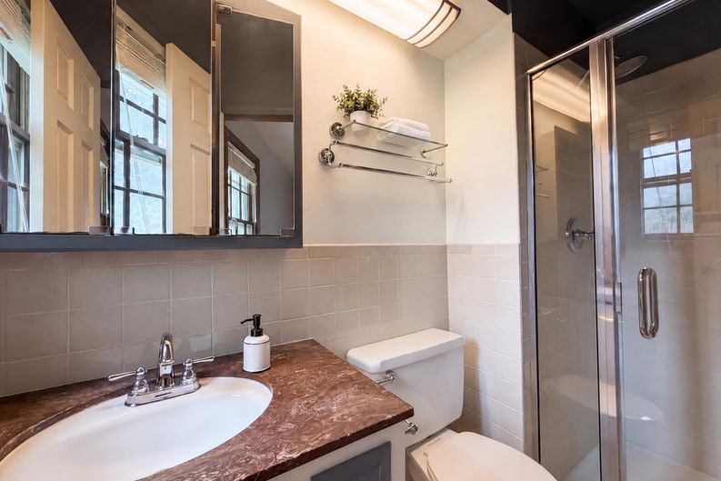 Photo 11 of 27 of 6916 N Overland Dr, Kansas City, MO