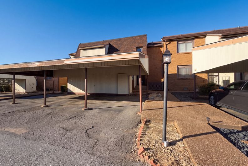 Photo 1 of 17 of 1021 Heritage Dr, Madison, TN