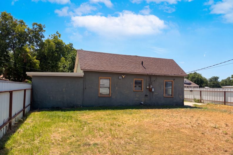Photo 5 of 19 of 606 N Cedar St, Seymour, TX