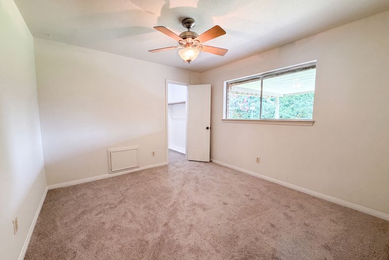 Photo 14 of 22 of 16338 Hollow Wood Dr, Houston, TX