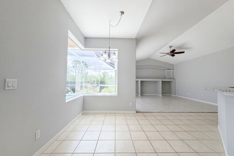 Photo 12 of 32 of 12567 SW Pembroke Cir N, Lake Suzy, FL