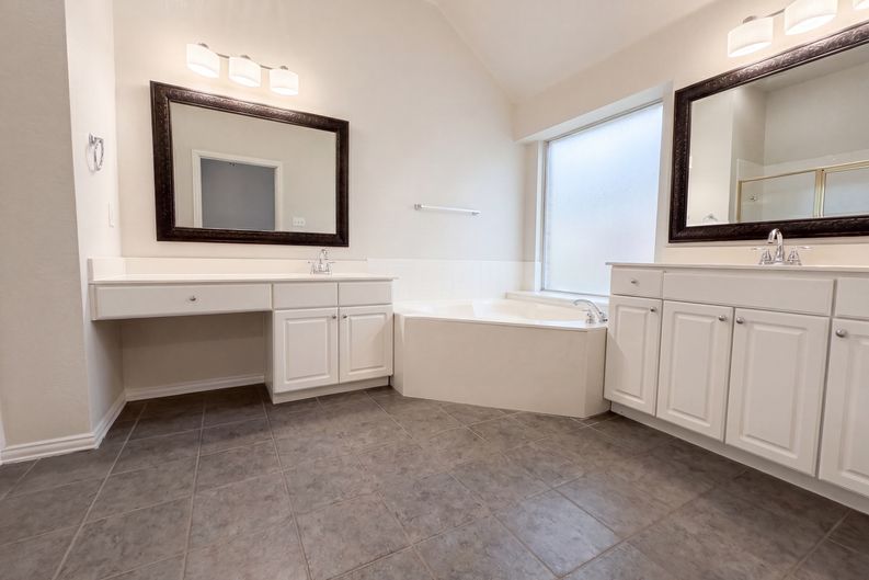 Photo 8 of 17 of 1441 Forest Oaks Ct, Frisco, TX