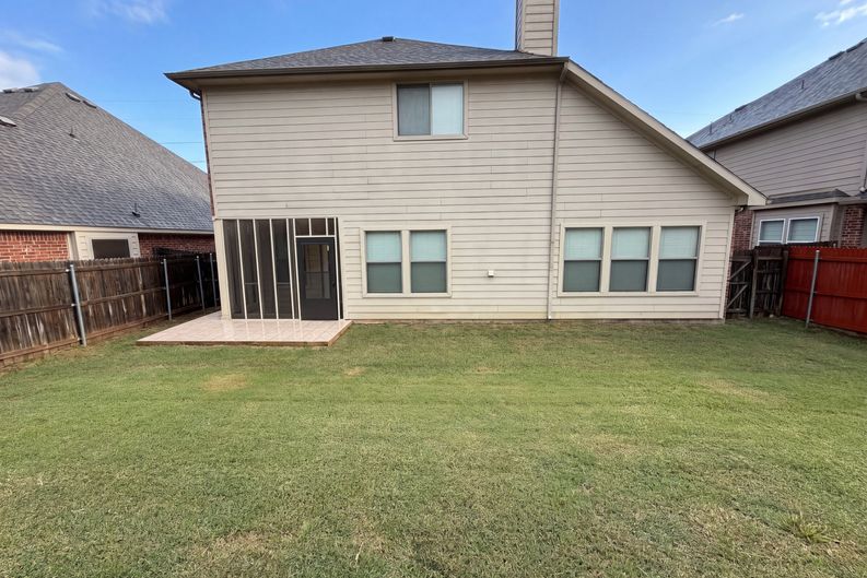 Photo 5 of 20 of 9816 Mullins Crossing Dr, Fort Worth, TX