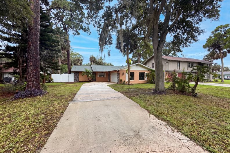 Photo 1 of 32 of 5122 Bay Blvd, Port Richey, FL