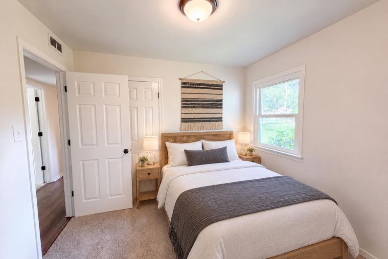 Photo 4 of 21 of 728 Milan Rd E, Charlotte, NC