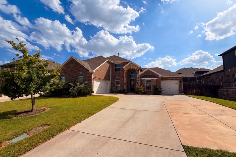 Photo 6 of 34 of 4305 Curlew Ln, Garland, TX