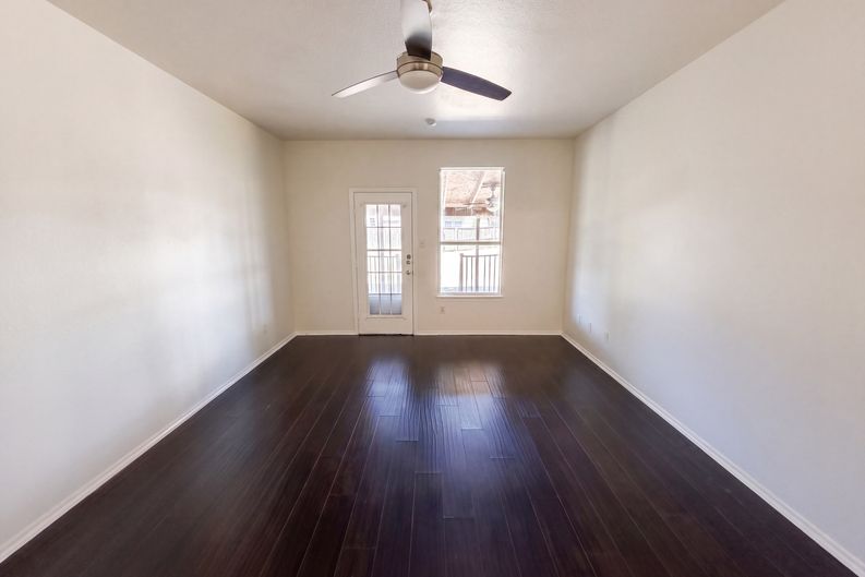 Photo 4 of 31 of 1402 Stone Oak Ct, Cedar Hill, TX