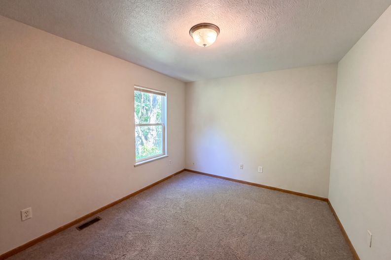 Photo 4 of 19 of 1004 Bellows St, Akron, OH