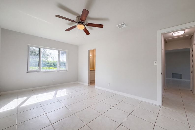 Photo 4 of 25 of 4360 NW 12th Dr, Deerfield Beach, FL