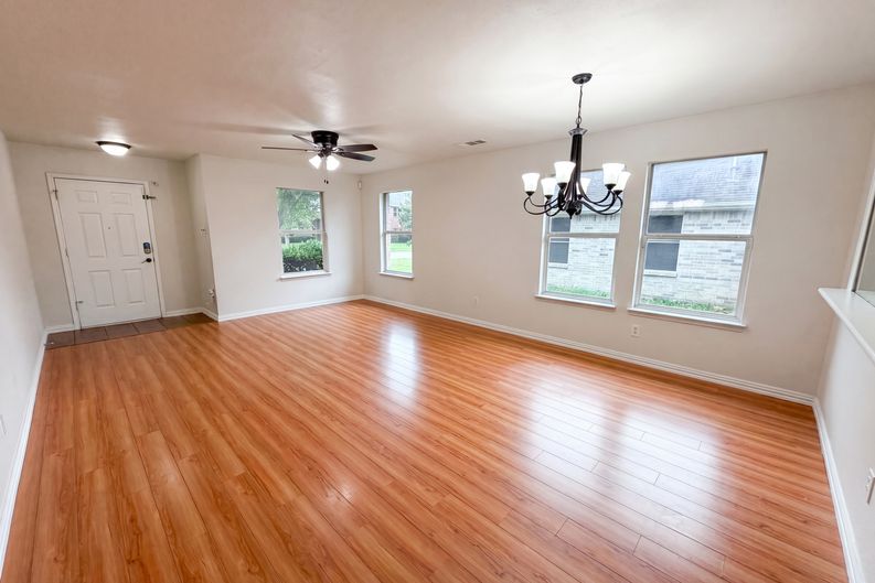 Photo 8 of 19 of 111 Forest Park Ln, Red Oak, TX