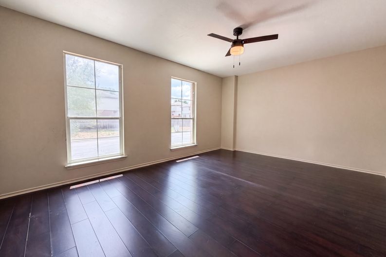 Photo 8 of 19 of 10602 Springwood Sq, Universal City, TX