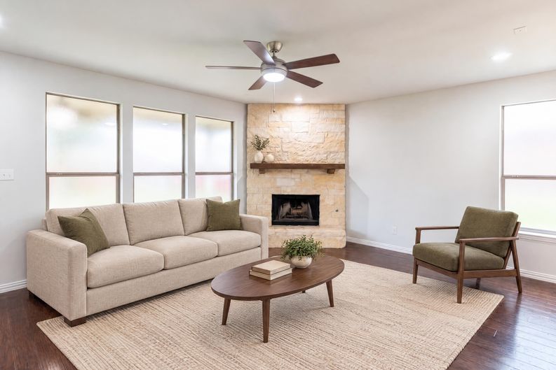 Photo 3 of 18 of 1501 Martin Creek Dr, Little Elm, TX
