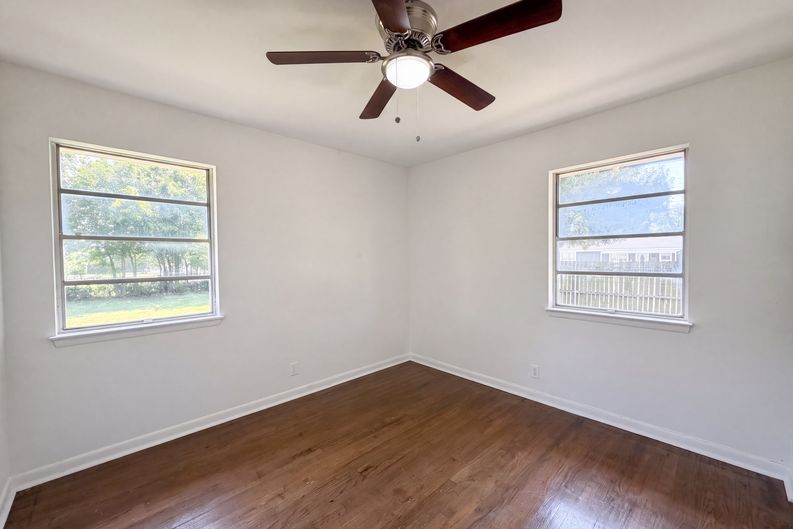 Photo 10 of 16 of 1213 S Ridgeway Dr, Cleburne, TX