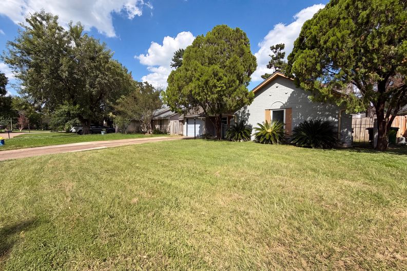 Photo 18 of 21 of 9314 Deanwood St, Houston, TX