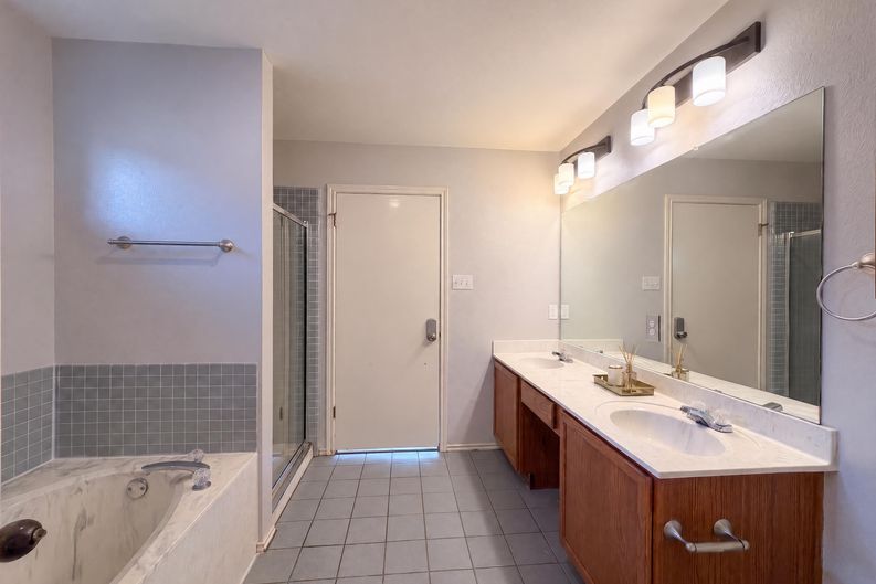 Photo 11 of 16 of 1722 Woods Blvd, Round Rock, TX