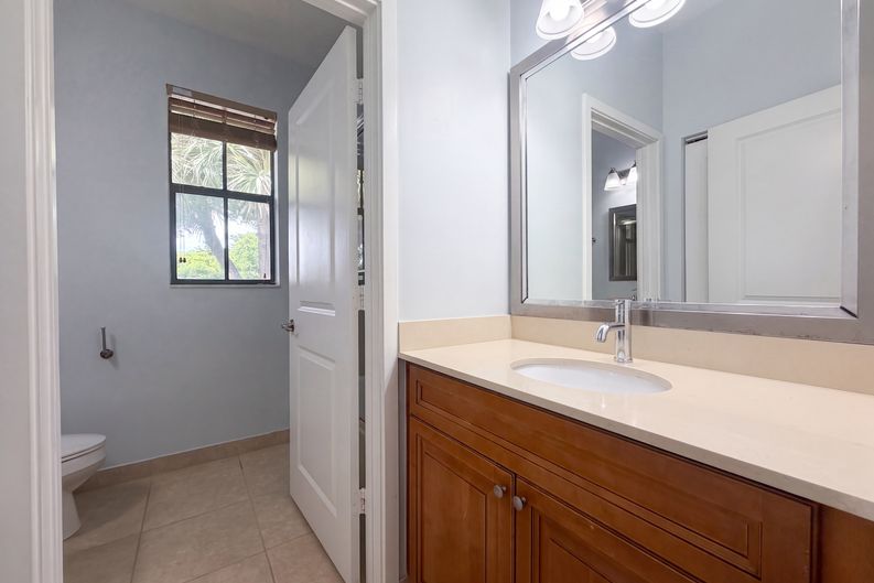 Photo 15 of 30 of 4967 NW 59th St, Tamarac, FL