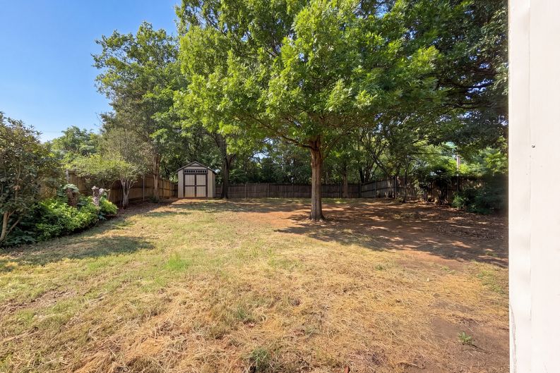 Photo 23 of 27 of 6218 Kingswood Dr, Arlington, TX