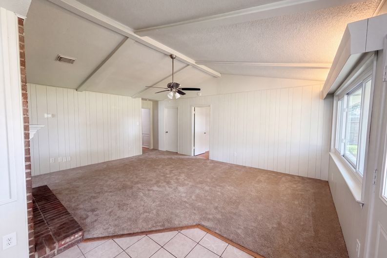 Photo 11 of 19 of 609 Heather Ln, Friendswood, TX