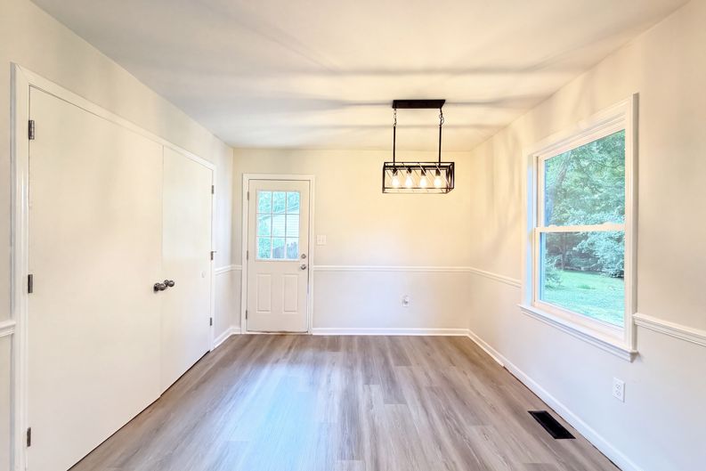 Photo 6 of 16 of 8332 Clear Meadow Ln, Charlotte, NC