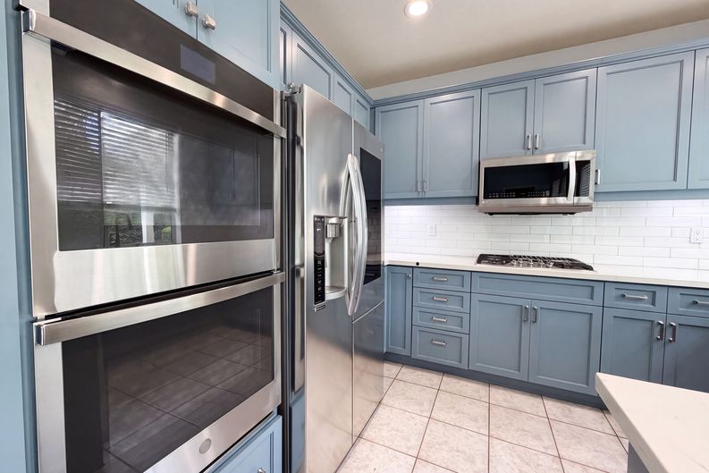 Photo 11 of 30 of 23608 Ashwood Pl, Valencia, CA