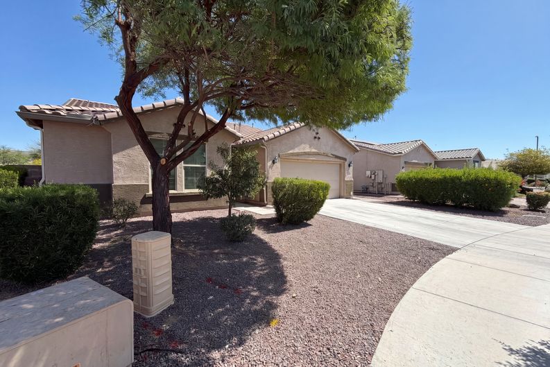 Photo 31 of 38 of 18840 W Mercer Ln, Surprise, AZ