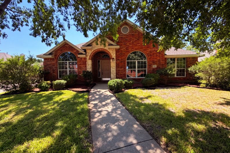 Photo 14 of 16 of 6401 Marquett Dr, Rowlett, TX