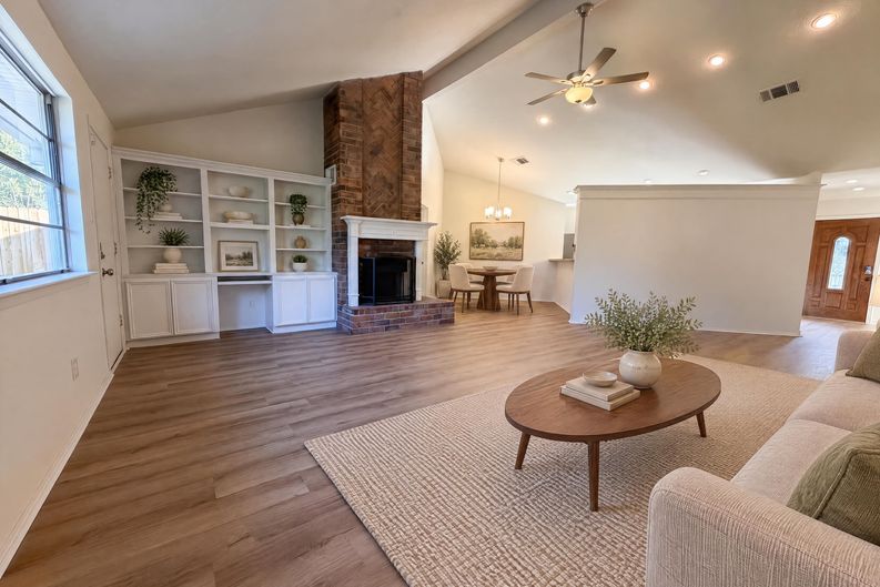 Photo 3 of 21 of 2307 Strait Ln, Houston, TX