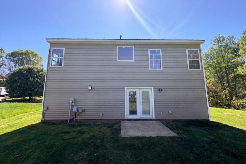 Photo 5 of 18 of 6032 Briggs Dr, Charlotte, NC