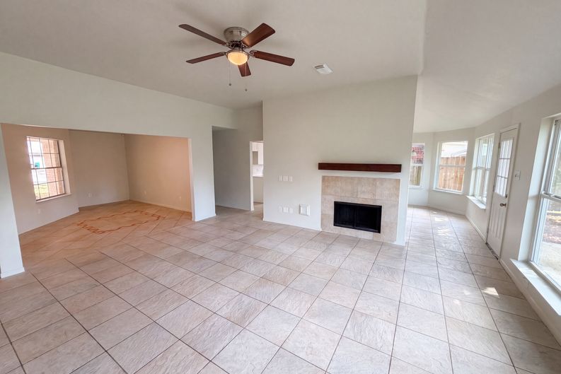 Photo 8 of 18 of 18614 Twigsworth Ln, Humble, TX
