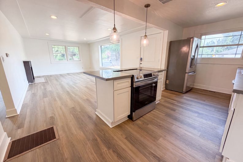 Photo 8 of 16 of 11650 NE Glisan St, Portland, OR