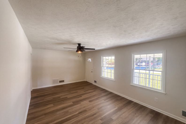 Photo 6 of 20 of 5807 Cobbrook Dr, Ellenwood, GA