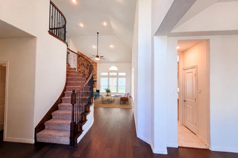 Photo 12 of 34 of 4305 Curlew Ln, Garland, TX