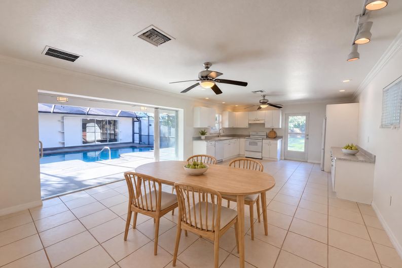 Photo 23 of 43 of 3705 Malec Cir, Sarasota, FL