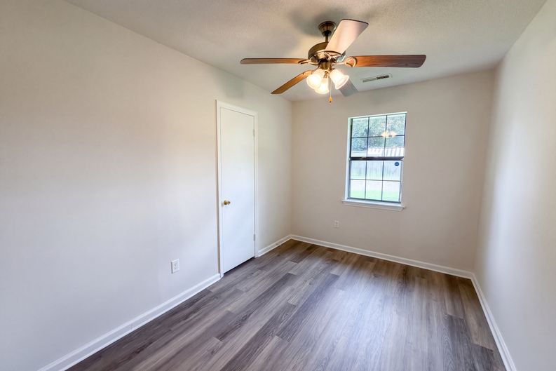 Photo 8 of 16 of 1300 Maryland Dr, Ladson, SC