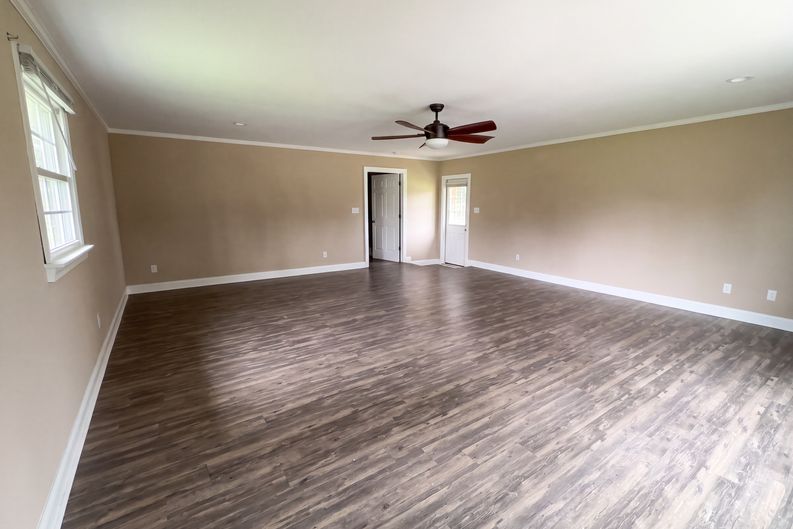 Photo 4 of 21 of 2401 N Hills Dr, New Bern, NC