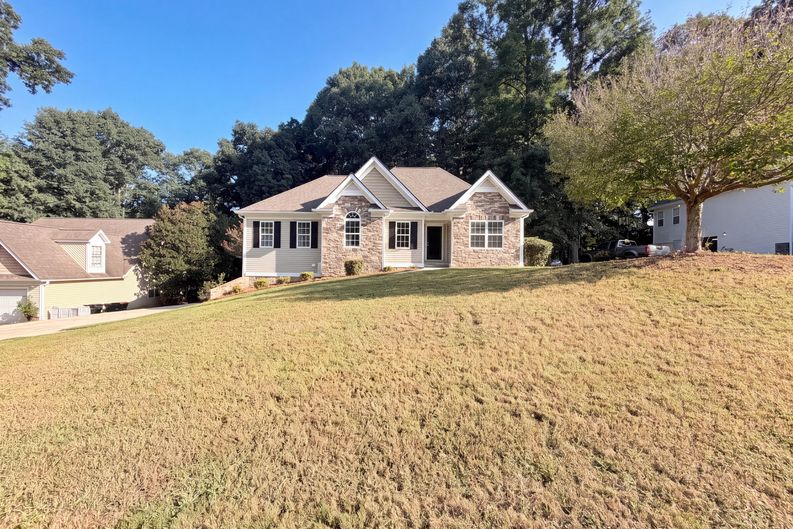 Photo 21 of 27 of 1412 White Oak Trce, Loganville, GA