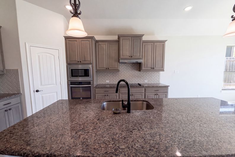 Photo 8 of 20 of 130 Red Pine Dr, Red Oak, TX
