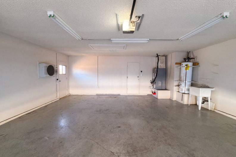 Photo 15 of 17 of 1110 N Las Posas Ct, Ridgecrest, CA